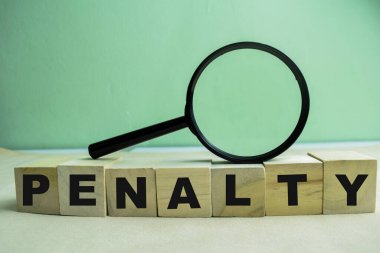 Tahta arka planda penaltı sözcüğü olan tahta küplerin kavramı.