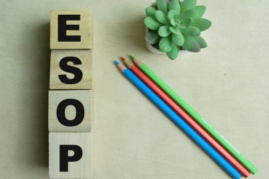 Ahşap zemin üzerinde ESOP yazan tahta küplerin kavramı.