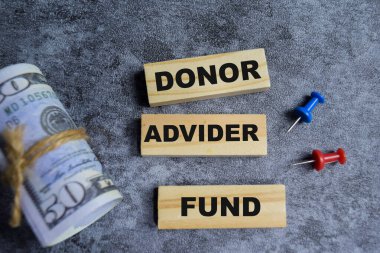 Masaya istiflenmiş tahta küplere bağış danışma fonu. İş ve finans kavramı