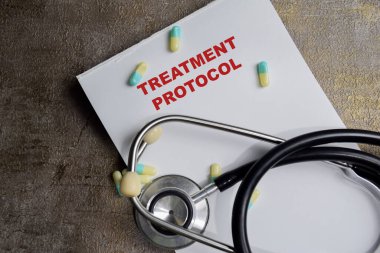 Tahta Tablo 'da izole edilmiş kitap üzerine Tedavi Protokolü kavramı.