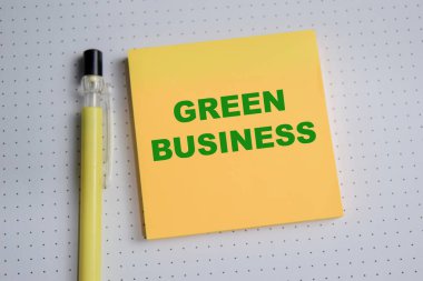 Tahta Masa 'da izole edilmiş yapışkan notlara yeşil iş kavramı.