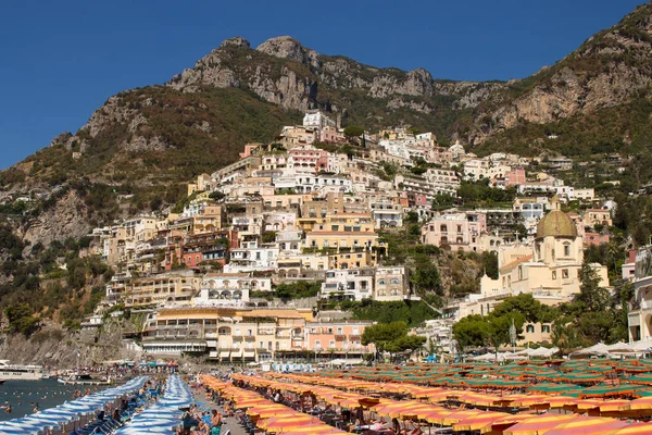 Positano Cercado Por Banhistas Guarda Chuvas — Fotografia de Stock