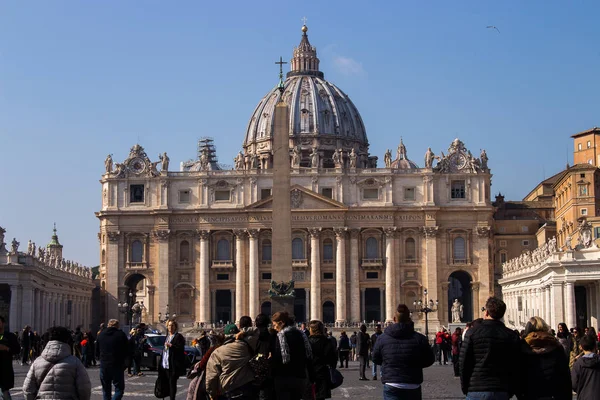 St. Peter's Basilica in Rome, Vatican City at the first light of — Stock Photo, Image