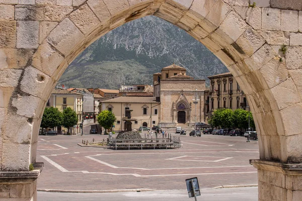 O aqueduto medieval de Sulmona, construído perto da Piazza Garibaldi — Fotografia de Stock