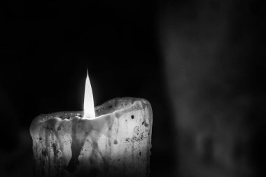 Elektrik akımı yayılmadan önce kullanılan mum ışığı