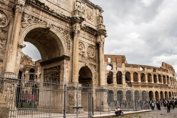 Coliseu e Arco de Constantino, a grande beleza de Roma — Fotografia de Stock