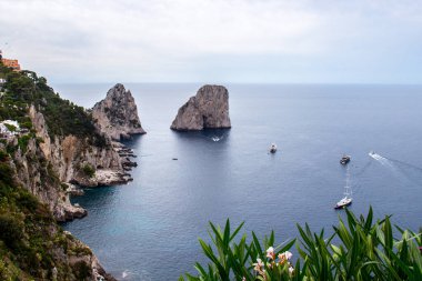 Faraglioni kayaları Capri, İtalya 'da görülebilir.
