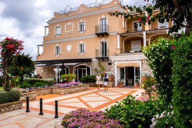 Otel Luna, Capri çifti gezintiye çıkıyor.