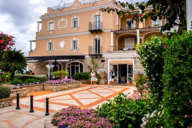 Otel Luna, Capri çifti gezintiye çıkıyor.