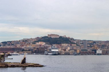 Napoli limanında bir gemi, Campania