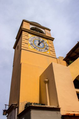 Eski Capri Adası 'nda Santo Stefano Kilisesi ile bir meydan.