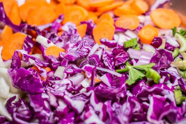 Kırmızı lahana, kereviz, rezene ve havuç salatası.