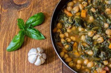 Salyangoz, hindiba ve nohut, vejetaryen yemeği.