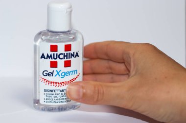 Benevento / İtalya - 27 Nisan 2020: Bulaşıcı maddeyi azaltmak için el yapımı AMUCHINA Gel XGERM el dezenfektanı. Virüs, mantar ve bakteri.