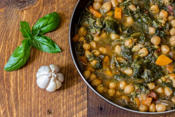 Salyangoz, hindiba ve nohut, vejetaryen yemeği.