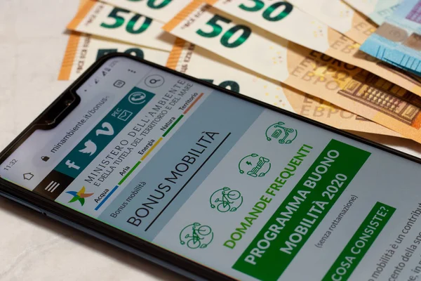 Benevento / İtalya - 3 Haziran 2020: Bisiklet, scooter, hava kaykayı ve segways alımı için ek hareketlilik katkısı.