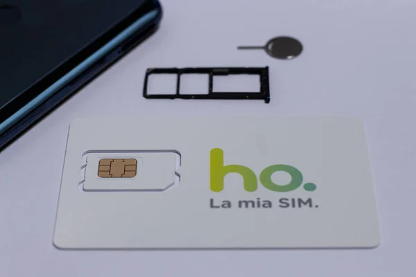 Benevento, İtalya - 22 Haziran 2020: Ho Mobile (düşük maliyetli İtalyan Vodafone mvno) SIM kartı ve akıllı telefon ve açık simülasyon yuvası için şarjör