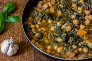 Salyangoz, hindiba ve nohut, vejetaryen yemeği.