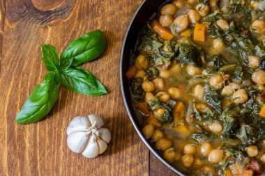 Salyangoz, hindiba ve nohut, vejetaryen yemeği.