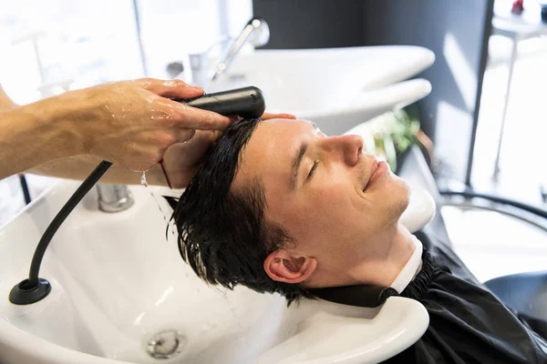 Saçını yıkatan ve kuaförde kafasına masaj yaptıran bir gencin profil görüntüsü..