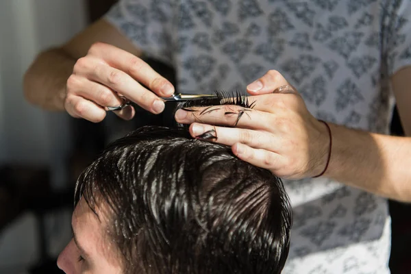 Saç kesimi, saç Salon kapatın. Bir makasla triming istemcileri saç berber.