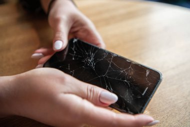 Kırık ekran ve zararlar Modern hareket eden smartphone.