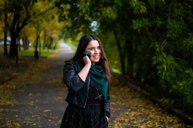 Bir telefon görüşmesi için bir smartphone kullanarak sohbet genç iş kadını.