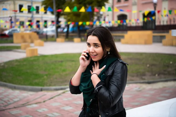 Duygusal olumlu genç kadın cep üzerinde söz