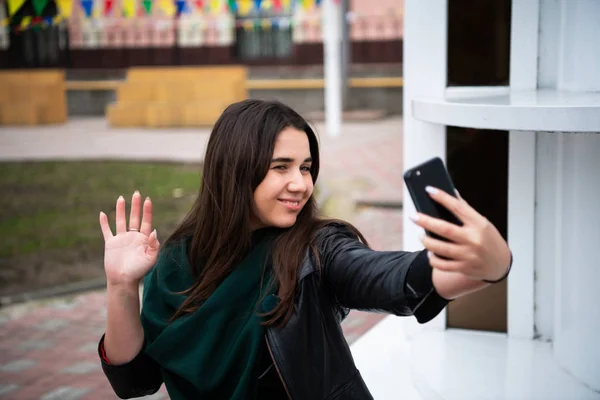 Telefon kamera, video seslenmek vasıl ev, yapmak mutlu genç bayan arıyorum el sallayarak gülümseyen genç kız online video çağrısı tarafından tebrik veya videoblog, selam yayın başlangıç kayıt