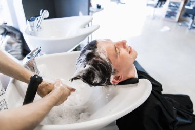 Genç adam zevk hairwash Güzellik Salonu