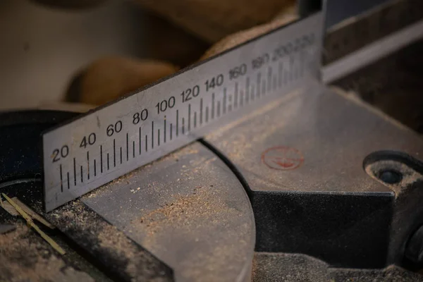 Bir büyük büyütme gösterilen sanayi aksesuarlar. Koyu arka plan.