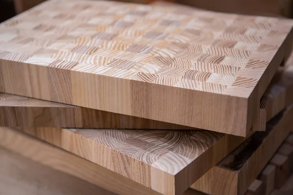 Kontrplak Sanayi ve İnşaat için. Kontrplak parçalar. Kontrplak kesimler doku veya arka plan olarak kullanabilirsiniz. Sanayi kurullarında kontrplak.