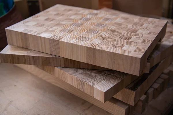 Marangoz atölyesinde Kontrplak parçaları sol-yere yığılmış