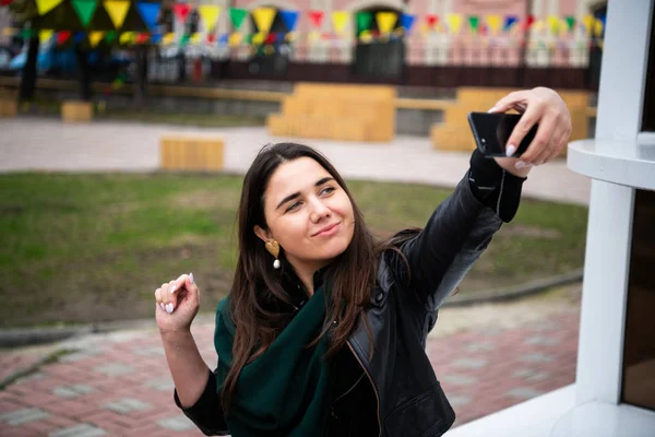 Rüya gibi esmer kız selfie açık yaparken mutlu duyguları ifade etme. Zarif genç kadın alarak fotoğrafını bulanıklık arka plan fotoğrafı.