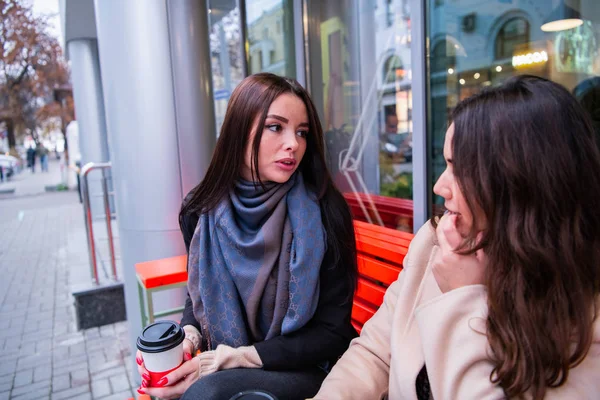 Bayan arkadaş birlikte Sokak kafede kahve içme bir sorun tartışıyor
