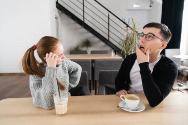 Hayal kırıklığına uğramış üzgün çift ilişki sorunları, düşüncelerinde, kavga kaybettikten sonra düşünceli çift düşünmek üzgün aşık break up düşünün, kişi erkek arkadaşı tarafından hayal kırıklığına rahatsız