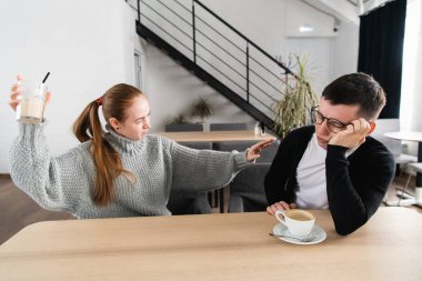 Kaç sabah kavga. Kadın erkeğini bir cam atar. İlişki sorunları