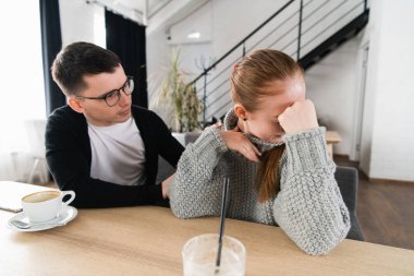 Bir çift kavga. Genç bir adam iken hes ihmal edilmiş bir görüşme yapmak çalışıyor kız arkadaşı tarafından