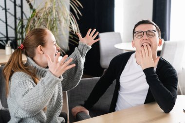 En iyi konuşma ve komik anlar hakkında gülüyor işten sonra yemek kahve molası arkadaşlar. Kadın duygusal konuşuyor ve gesticulates, adam esnemek