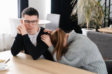 Kafede oturan çatışma sonra kocasına AF isteyen karısı