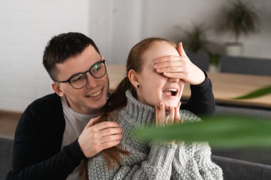 Kafede romantik çift güzel sürpriz. Adam kız gözlerini onun için bir sürpriz bekliyor iken koruyor