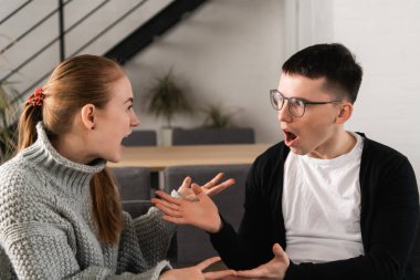 mücadele ve birbirlerine bağırarak kızgın çekici çift