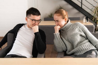 Arkadaş grubu komplocu bak birbirlerine bir planı yapma önünde oturup