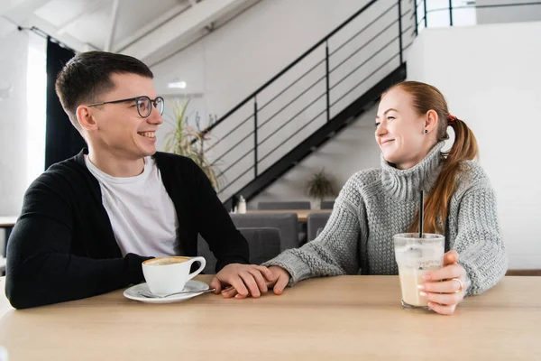 Par i kärlek sitter i café tittar på varandra och hålla händerna — Stockfoto