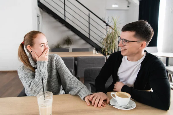 Människor, överraskning och dating koncept - lyckliga par dricka te på café eller restaurang — Stockfoto