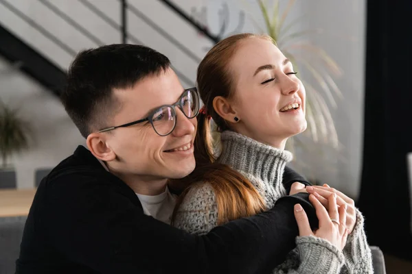 Närbild av head shot porträtt av leende glad ung man och kvinna kramas och tittar bort. Attraktiva tillgiven par i kärlek, romantiska relation och bara gift koncept — Stockfoto