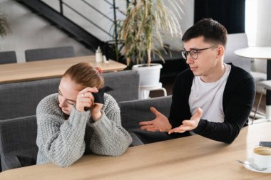 Bir çift kavga. Genç bir adam iken hes ihmal edilmiş bir görüşme yapmak çalışıyor kız arkadaşı tarafından