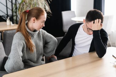 Evlilik, kötü ilişkiler, erkek ve kadın kavga ya da anlaşmazlık sahip savunarak, kızgın karısı kocası onu sorunları, suçlamayı arayan mutsuz genç çift çakışıyor