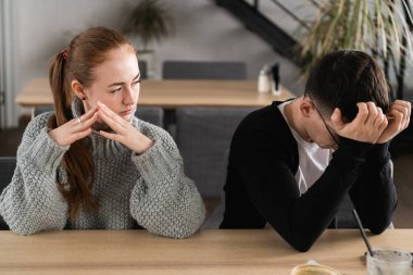 Kötü ilişki kavramı. Erkek ve kadın anlaşmazlık içinde. Genç çift yan yana oturan kavga sonra. Açık