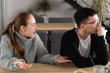 Genç kadın erkek isteri, drama kraliçesi dikkatine almaya çalışırken kocanın yüksek sesle bağırarak çığlık içinde bağırıyor, duygusal zeka, ilişkileri düzenleme eksikliği olan